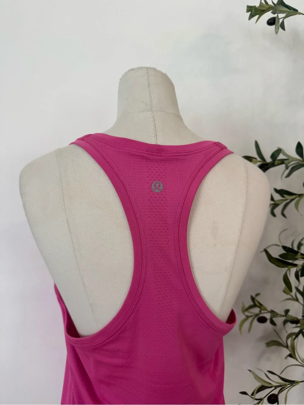 Lululemon Swiftly Tech Racerback Tank Size 8 - Pink